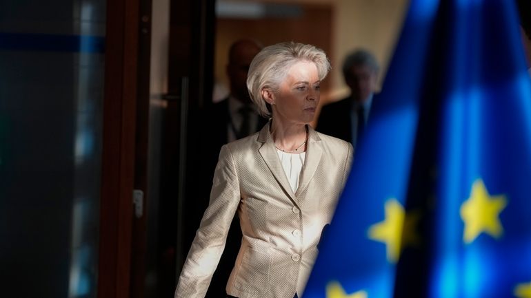 File - European Commission President Ursula von der Leyen, center,...