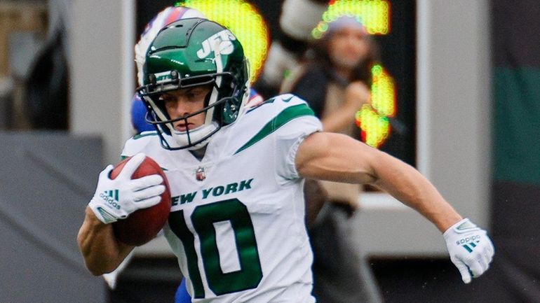 Jets wide receiver Braxton Berrios returns a kick during the...