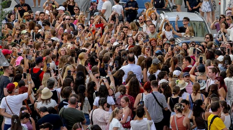 Swifties gather and sing in the city centre in Vienna...