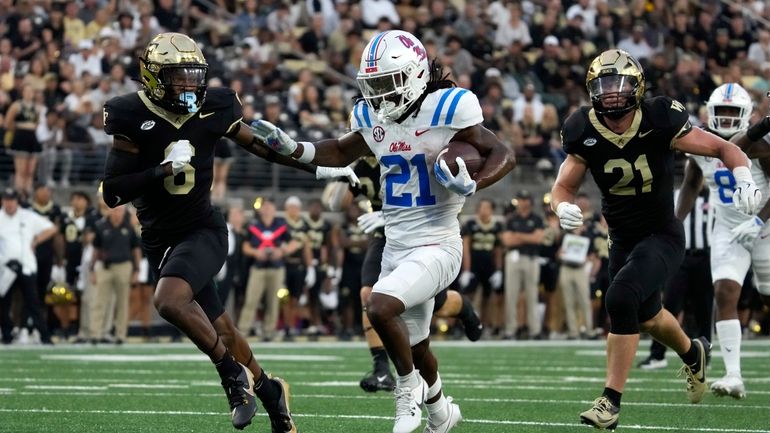 Mississippi running back Henry Parrish Jr. (21) runs for a...