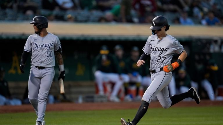 Chicago White Sox's Brooks Baldwin (27) scores on a wild...