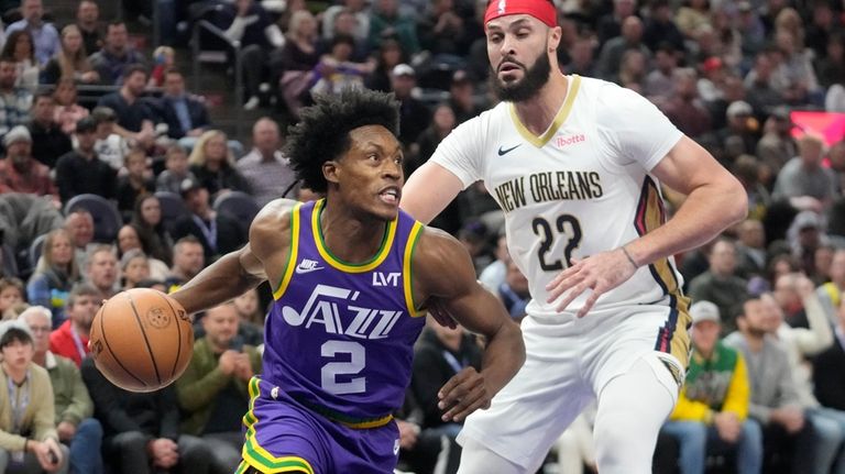 Utah Jazz guard Collin Sexton (2) drives around New Orleans...