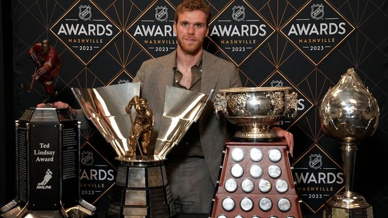 Edmonton Oilers hockey player Connor McDavid poses with the Ted...