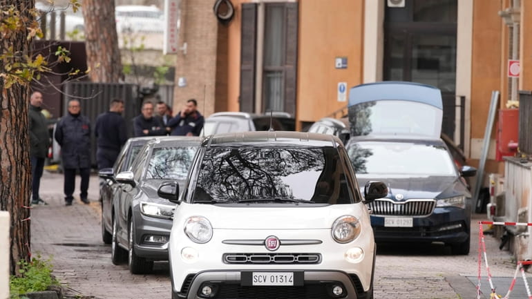 The car carrying Pope Francis leaves the Gemelli Isola Tiberina...