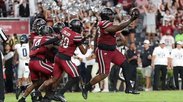 South Carolina defensive tackle DeAndre Jules (99) recovers a fumble...