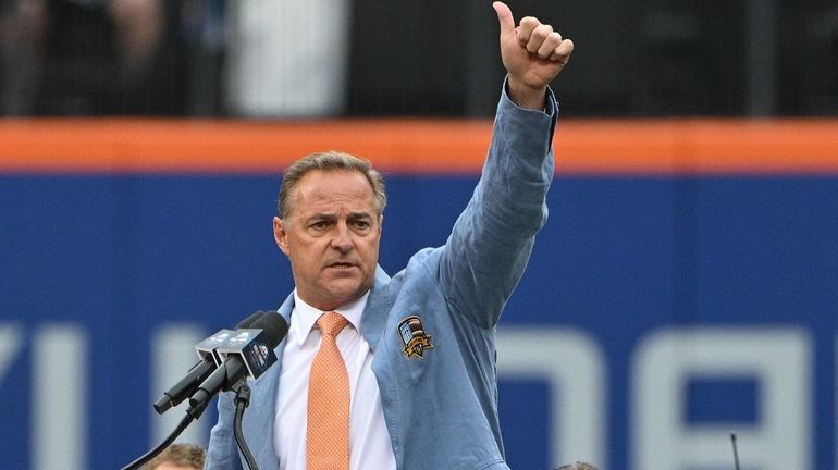 Former New York Mets Al Leiter acknowledges fans during his...