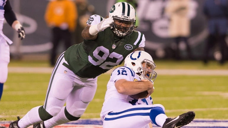 New York Jets defensive tackle Leonard Williams (92) closes in...