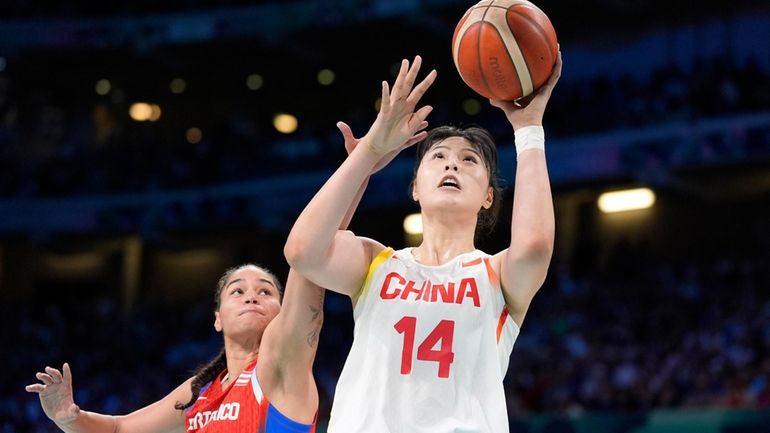 China's Li Yueru, right, shoots as Puerto Rico's Tayra Melendez...