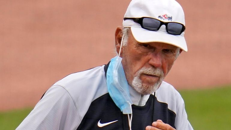 Former Detroit Tigers manager Jim Leyland watches batting practice before...