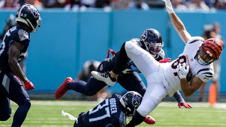 Henry runs for TD, throws for score as Titans rout Burrow, Bengals 27-3