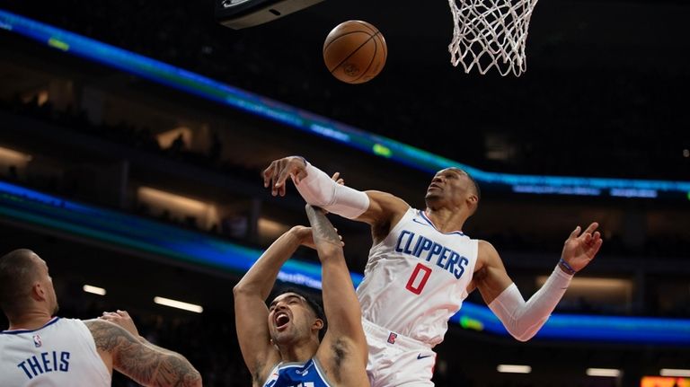 Sacramento Kings forward Trey Lyles (41) is fouled by Los...