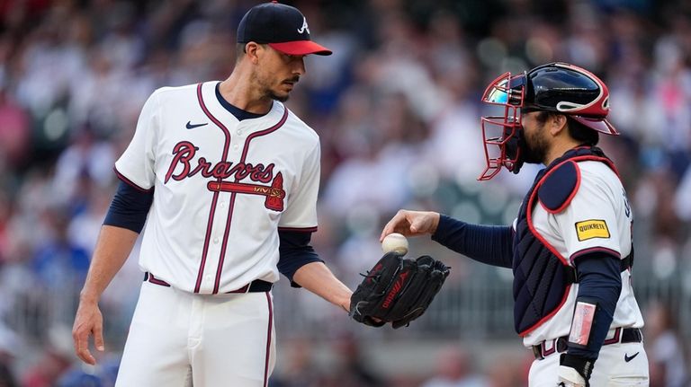 Atlanta Braves catcher Travis d'Arnaud, right, talks to pitcher Charlie...