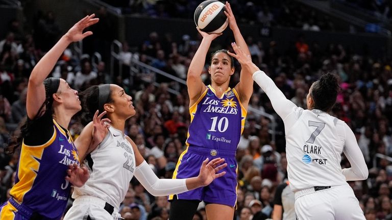 Los Angeles Sparks guard Kia Nurse (10) shoots against Las...