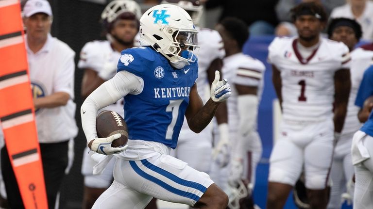 Kentucky wide receiver Barion Brown (7) runs during the second...