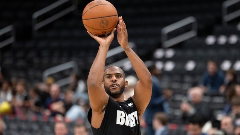 Golden State Warriors guard Chris Paul, warms up before the...