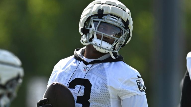 Las Vegas Raiders running back Zamir White works out during...