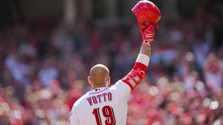 Atlanta, GA, USA. 09th Apr, 2022. Cincinnati Reds infielder Joey Votto  walks back to the dugout at the end of the second inning of a MLB game  against the Atlanta Braves at