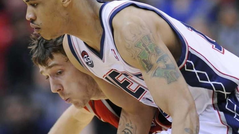 New Jersey Nets' Gerald Green, top, is closely guarded by...