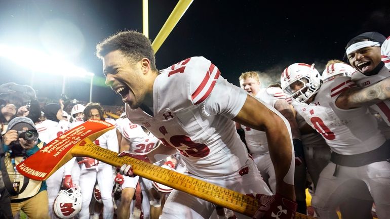 Wisconsin wide receiver Chimere Dike (13) celebrates after the 28-14...