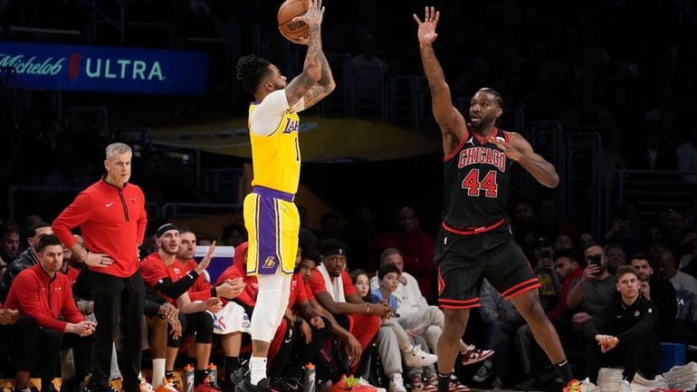 Los Angeles Lakers guard D'Angelo Russell, center, shoots as Chicago...