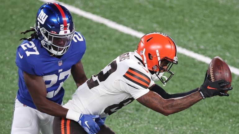 Rashard Higgins #82 of the Cleveland Browns pulls the ball...