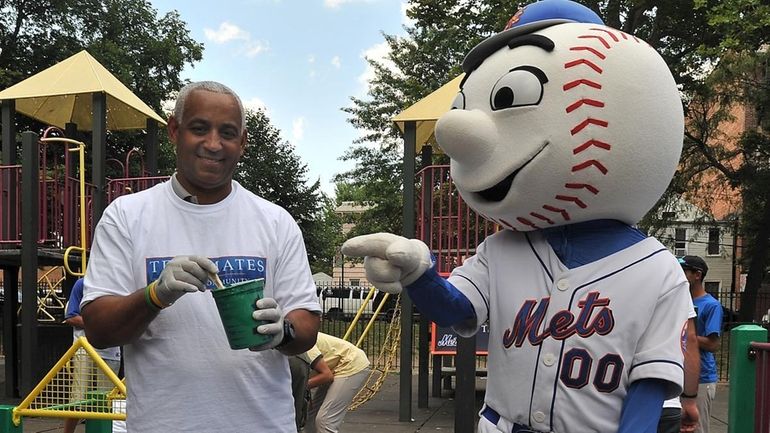 New York Mets GM Omar Minaya mixes a cup of...