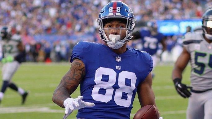 Evan Engram of the Giants scores a touchdown against the...