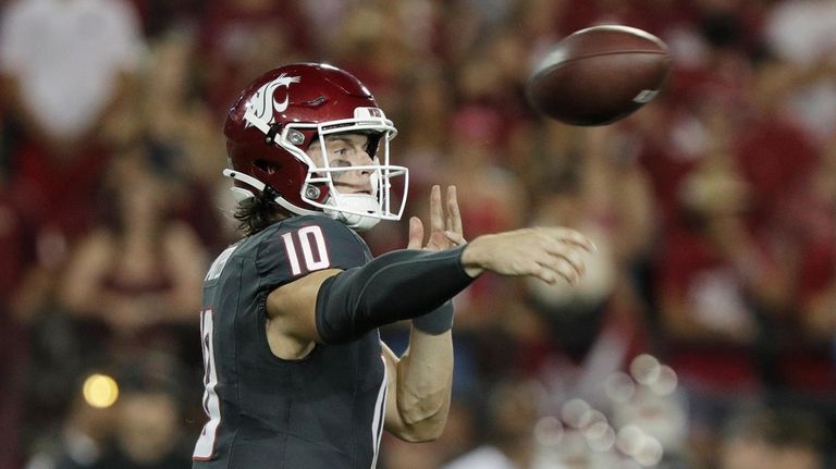 Washington State quarterback John Mateer (10) throws a pass during...