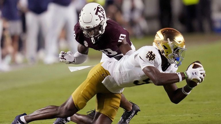 Notre Dame wide receiver Beaux Collins (5) catches a pass...