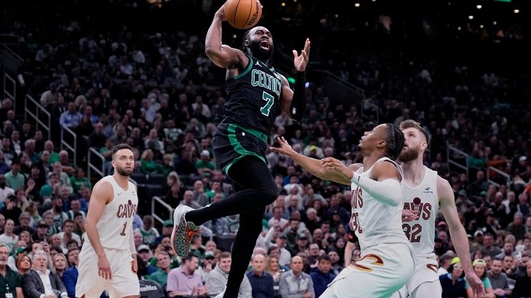 Boston Celtics guard Jaylen Brown (7) drives to the basket...