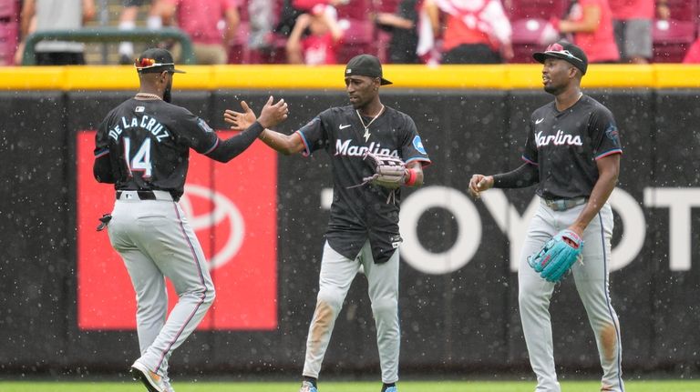 Miami Marlins' Bryan De La Cruz (14) celebrates with teammates...