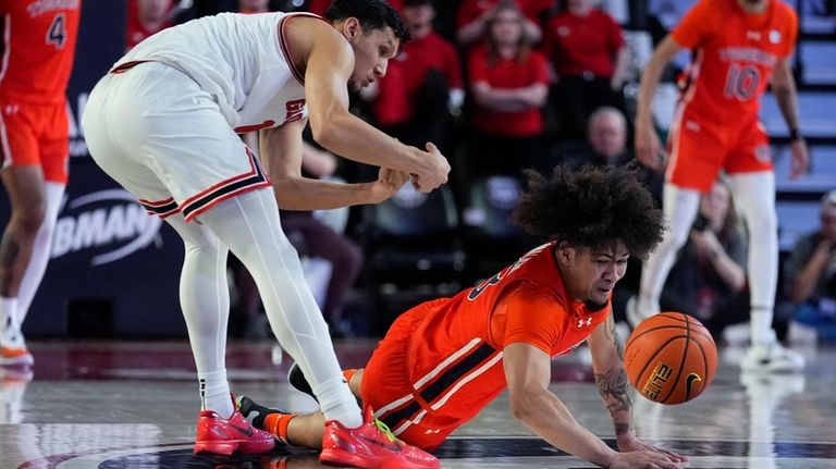 Auburn guard Tre Donaldson (3) dives to steal the ball...