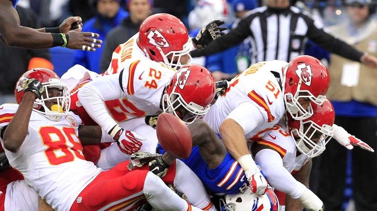 Kansas City Chiefs rally to win over bumbling Buffalo Bills - Newsday