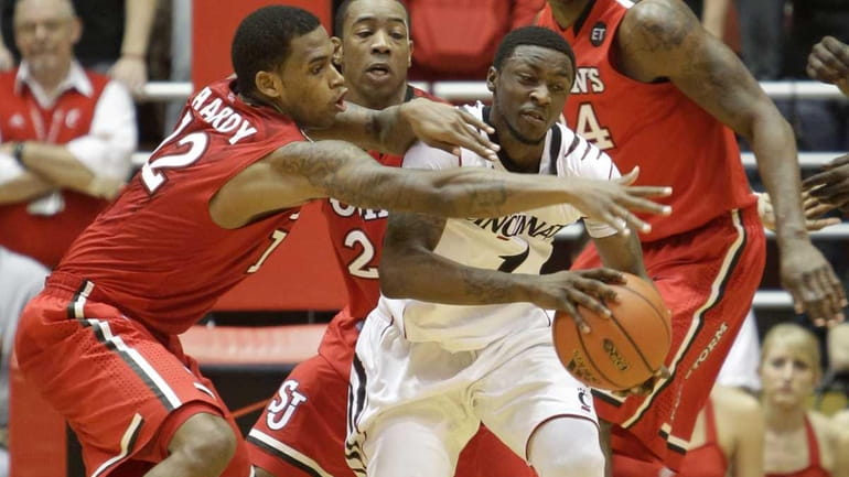 Cincinnati guard Cashmere Wright (1) is defended by St. John's...