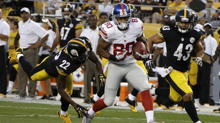Giants wide receiver Victor Cruz comes down with a pass...