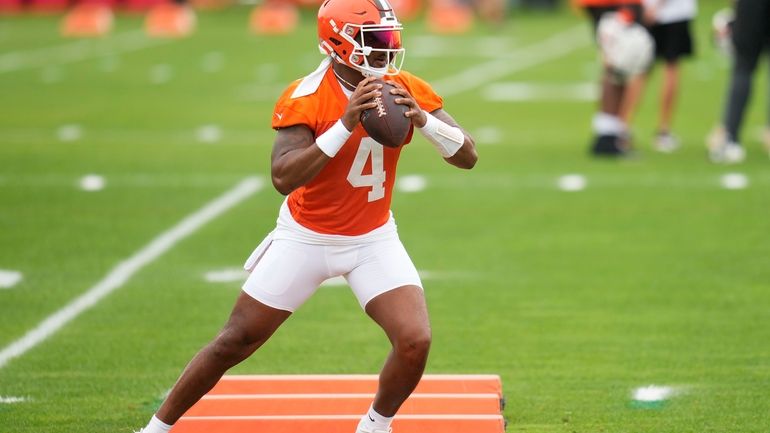 Cleveland Browns quarterback Deshaun Watson (4) participates in a drill...