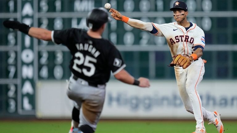 Houston Astros shortstop Jeremy Peña, right, forces out Chicago White...