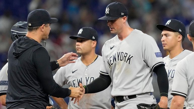 Yankees manager Aaron Boone relieves pitcher Clay Holmes during the...