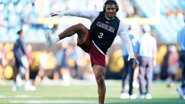 South Carolina wide receiver Antwane Wells Jr. warms up before...