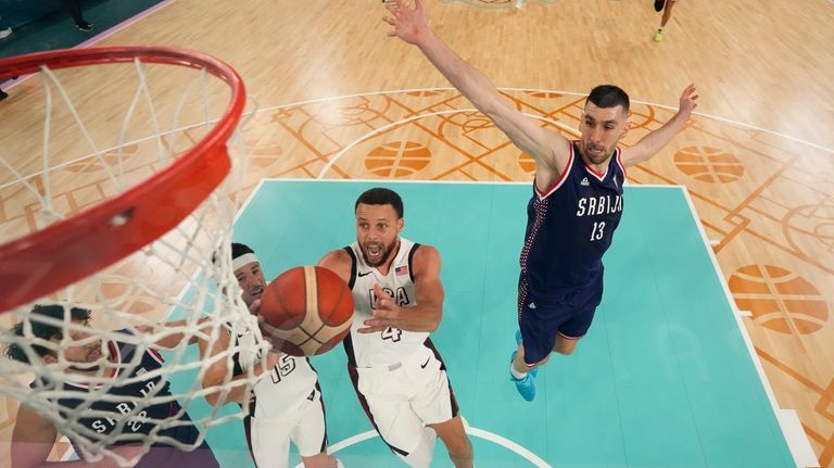 United States' Stephen Curry (4) shoots past Ognjen Dobric (13),...