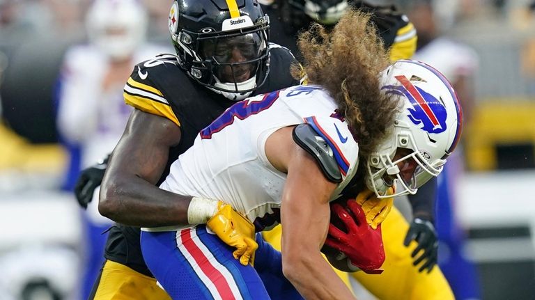 Pittsburgh Steelers linebacker Patrick Queen (6) tackles Buffalo Bills wide...