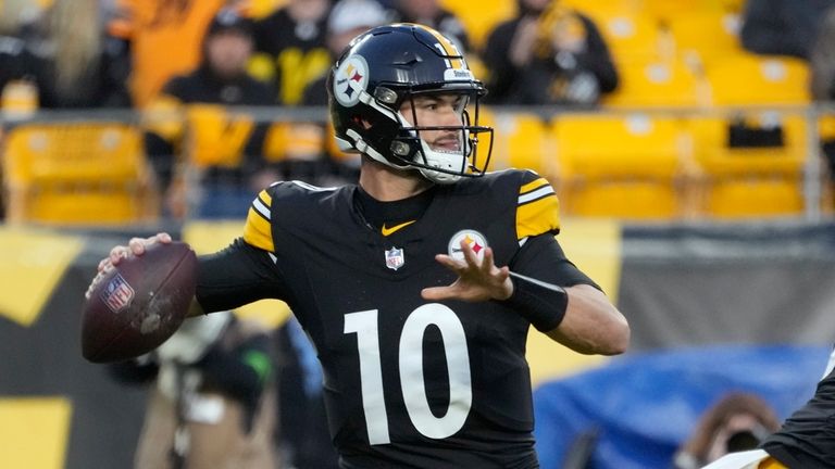 Pittsburgh Steelers quarterback Mitch Trubisky throws against the Arizona Cardinals...