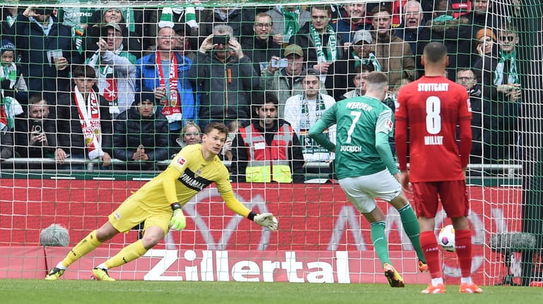 Werder's Marvin Ducksch, centre, scores his side's first goal of...