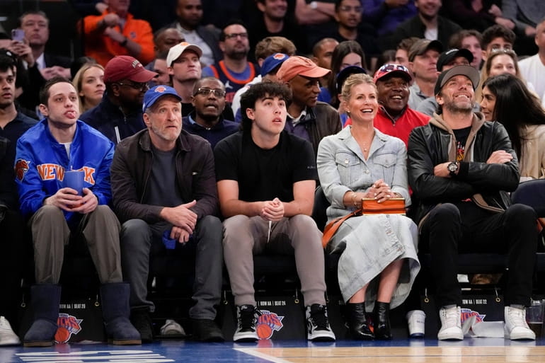 Spike Lee Rocks Up To A New York Knicks Game Dressed Like A Women's Handbag