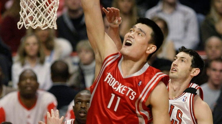 Houston Rockets center Yao Ming dunks the ball over Chicago...