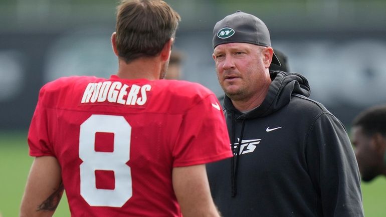 Jets offensive coordinator Nathaniel Hackett, right, talks with quarterback Aaron...