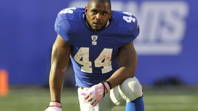 Ahmad Bradshaw takes a breather during a 4th quarter timeout....