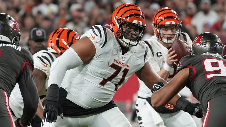 Hubbard's 98-yard fumble return lifts Bengals over Ravens