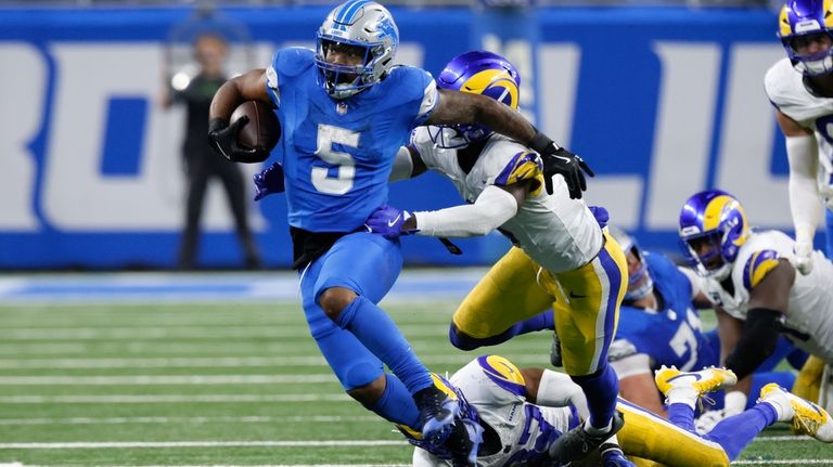 Detroit Lions running back David Montgomery (5) runs against the...