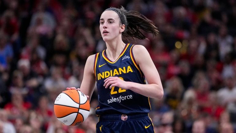 Indiana Fever guard Caitlin Clark (22) plays against the Los...